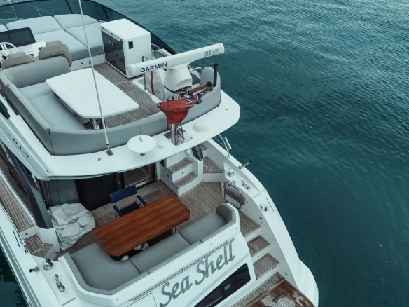 Flybridge of yacht Azimut 53 Fly Sea Shell.