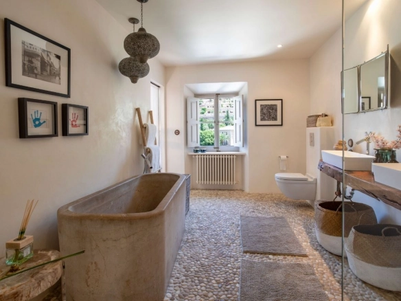 Can Deia guest bathroom