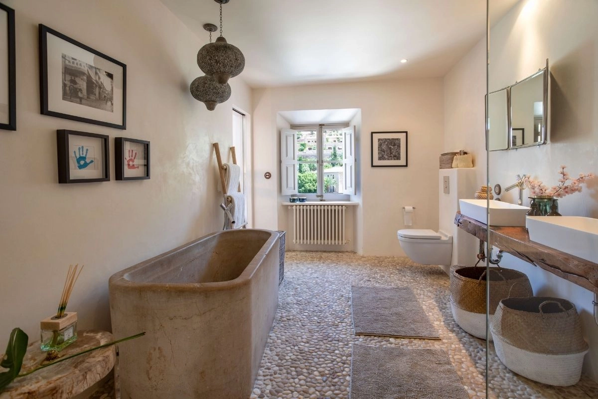 Can Deia guest bathroom
