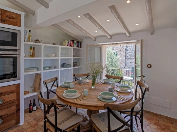 Can Deia dining area