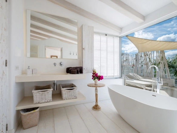 Bathroom with bathtub of Casa Helena in Genova