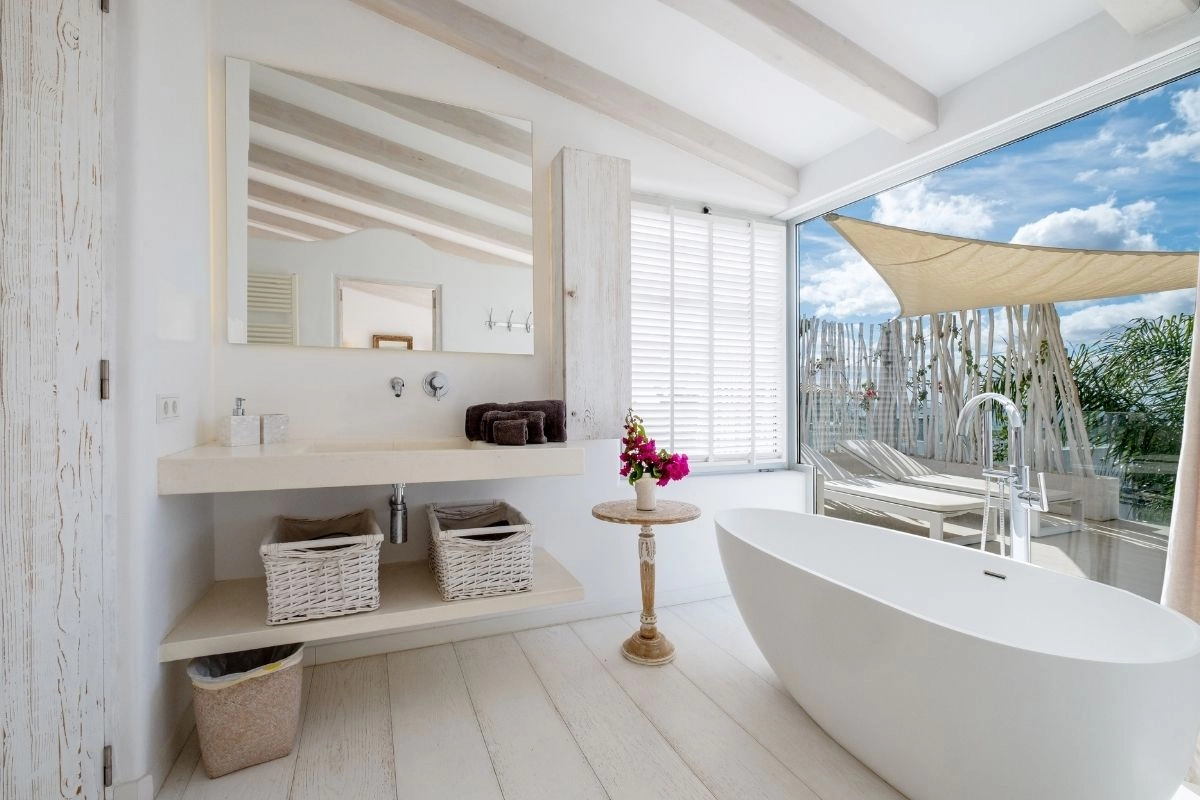 Bathroom with bathtub of Casa Helena in Genova