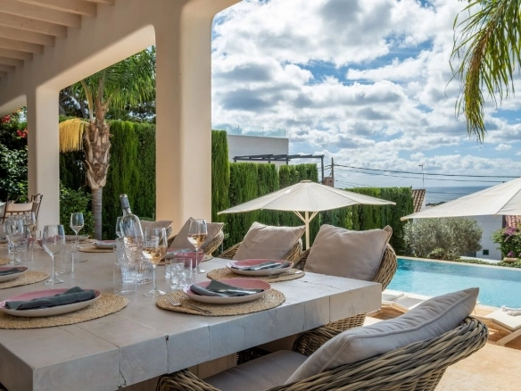 Outdoor dining area of Casa Helena in Genova