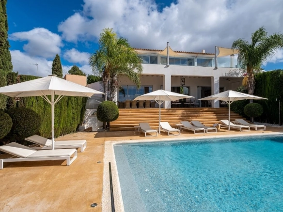 Swimming pool of Casa Helena in Genova