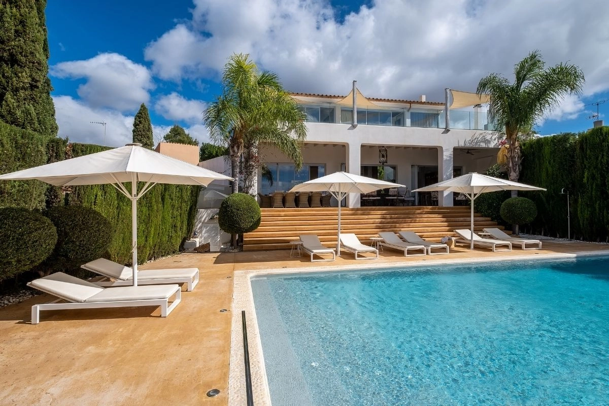 Swimming pool of Casa Helena in Genova