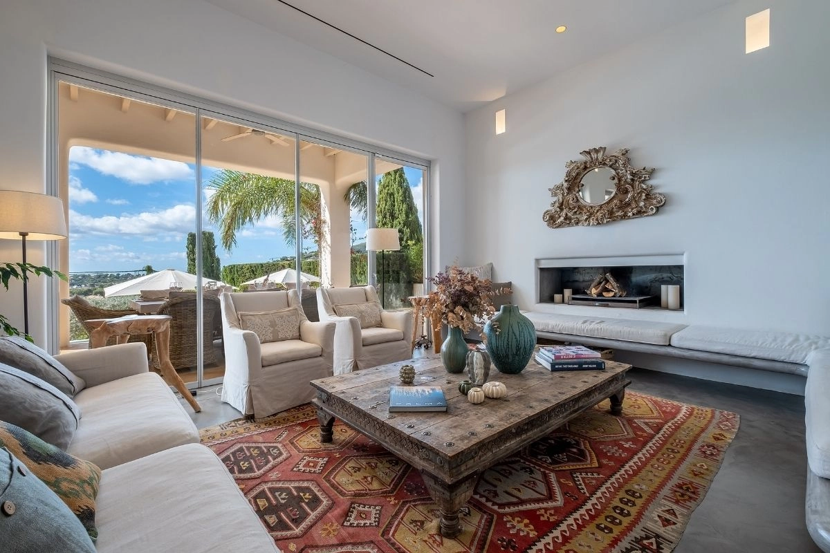 Salon and fireplace of Casa Helena in Genova