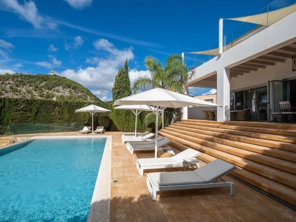 Swimmingpool of Casa Helena in Genova