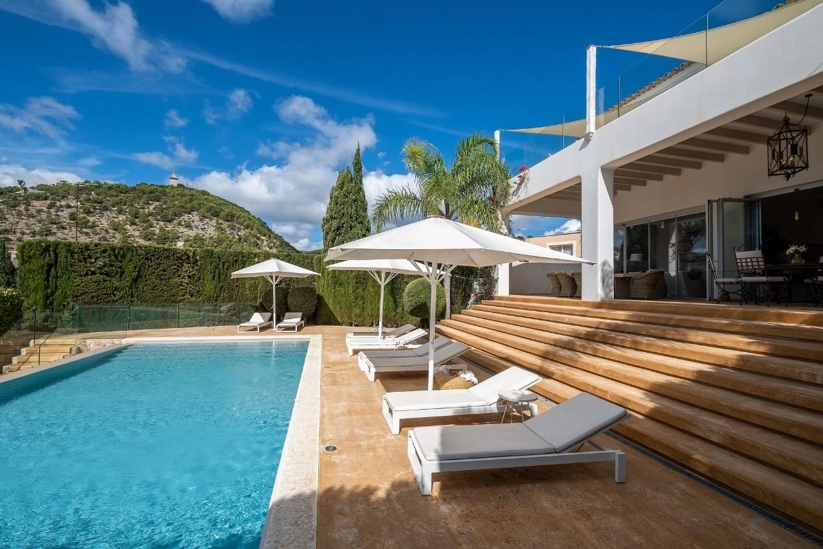 Swimmingpool of Casa Helena in Genova