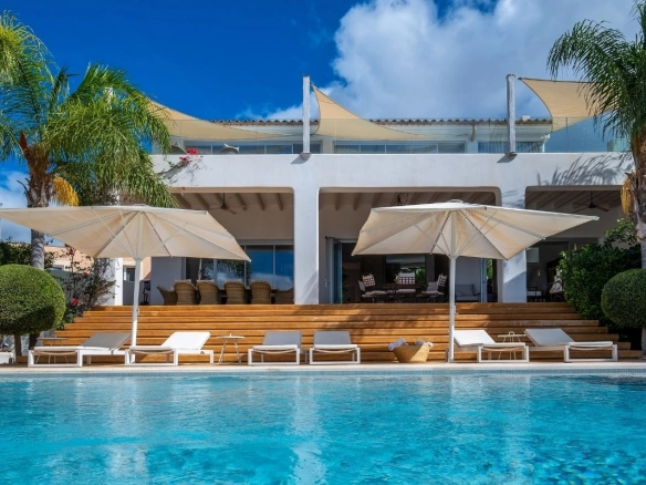 Swimmingpool of Casa Helena in Genova