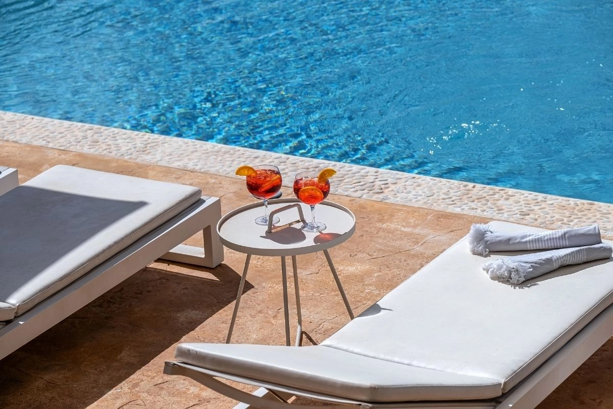 Swimming pool and drink at Casa Helena in Genova