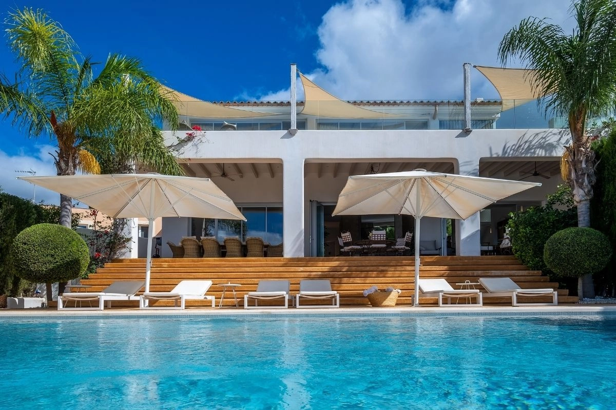 Swimmingpool of Casa Helena in Genova