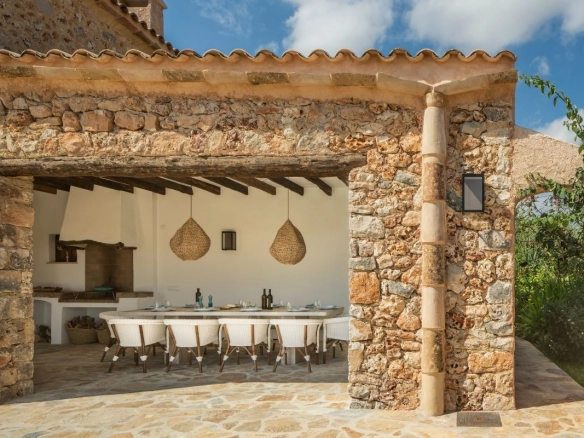 Es Rotagut outdoor dining area