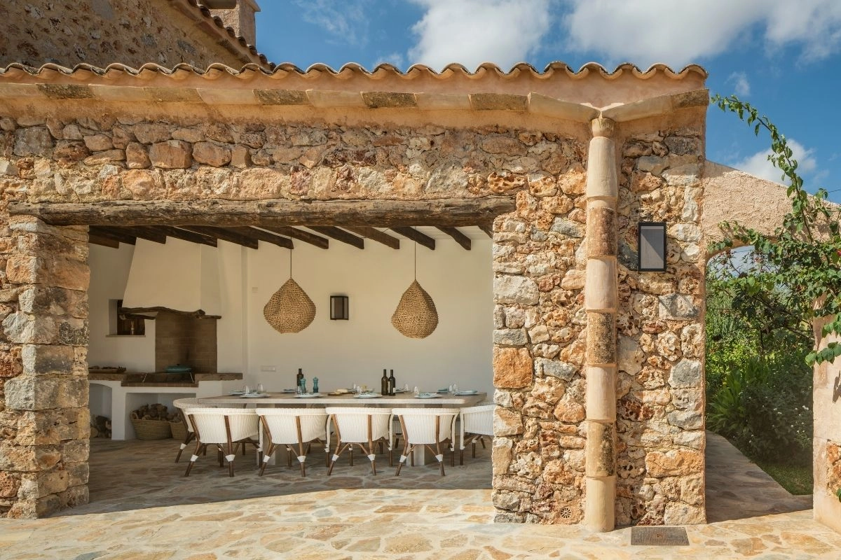 Es Rotagut outdoor dining area