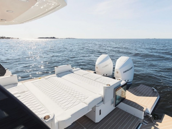 Sunbed of Saxdor 320 GTO Global.