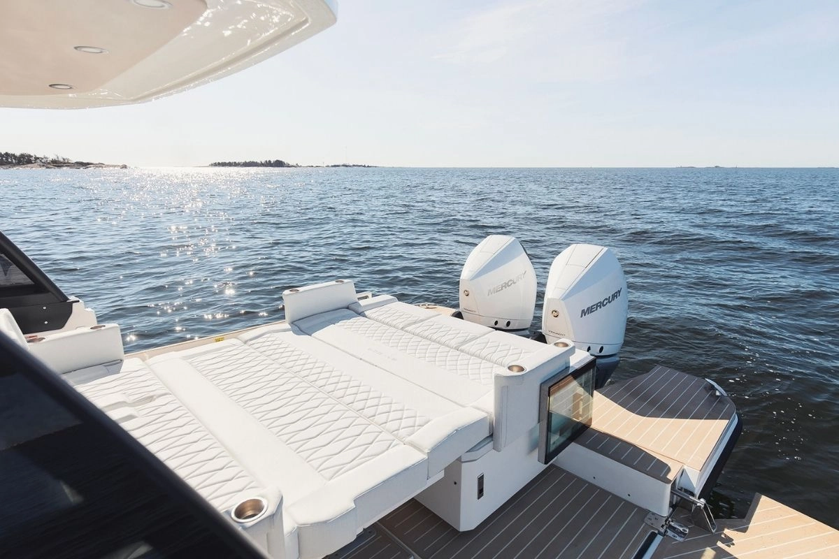 Sunbed of Saxdor 320 GTO Global.