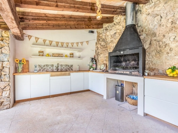 Exterior kitchen of Villa Puigpunyent