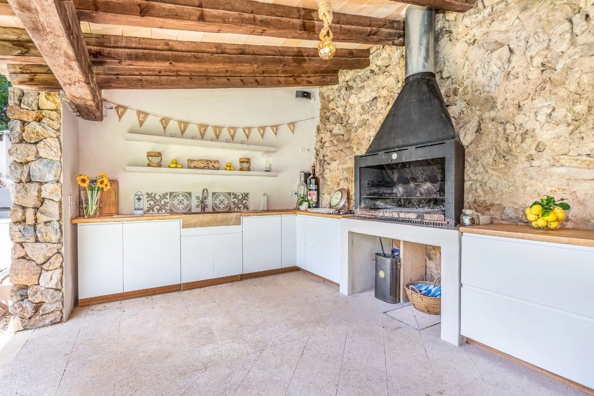 Exterior kitchen of Villa Puigpunyent