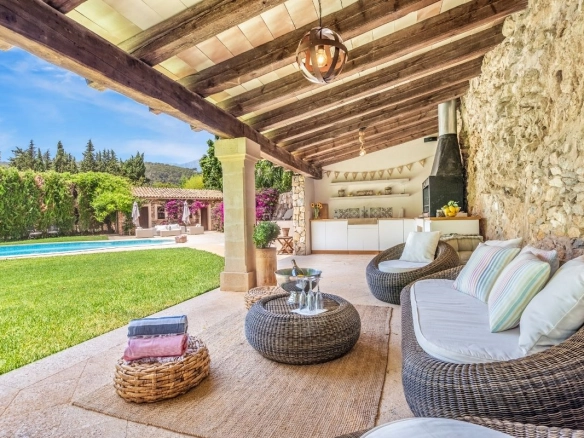 Exterior lounge of Villa Puigpunyent