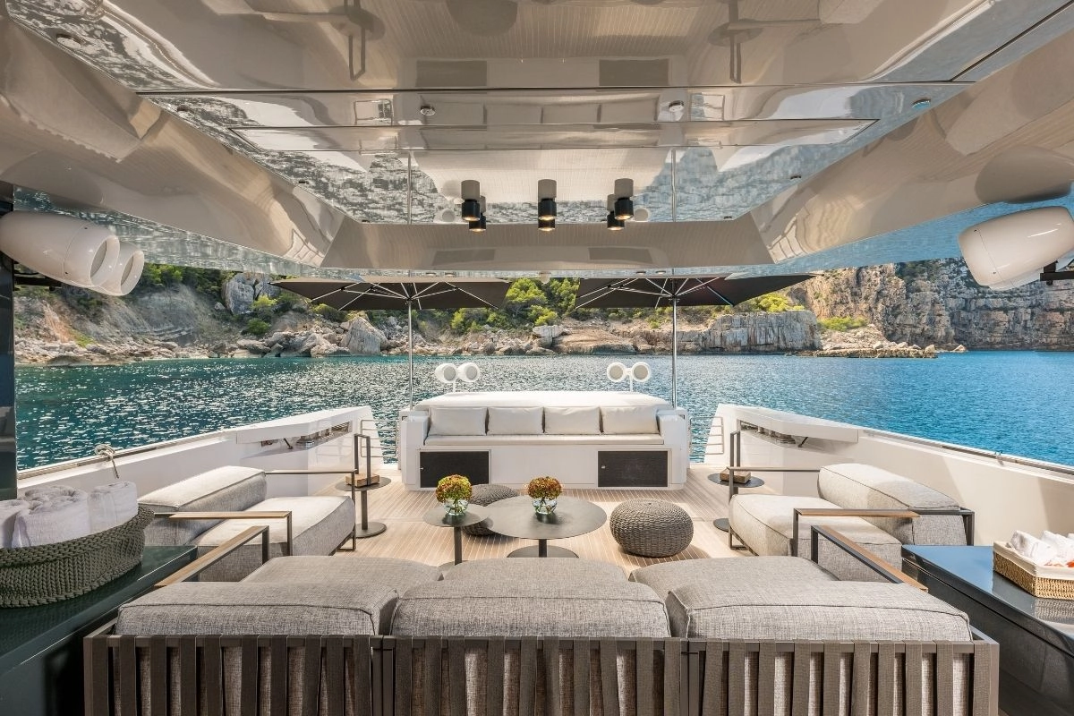 Arcadia 85 Dhamma II deck