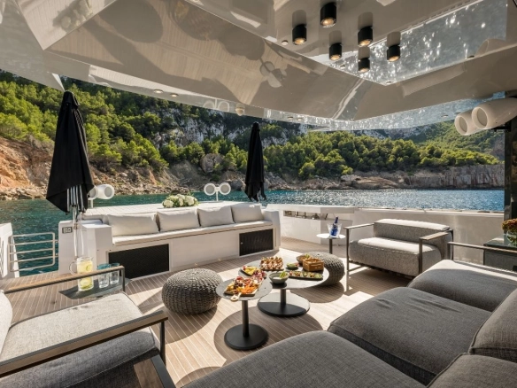 Arcadia 85 Dhamma II deck