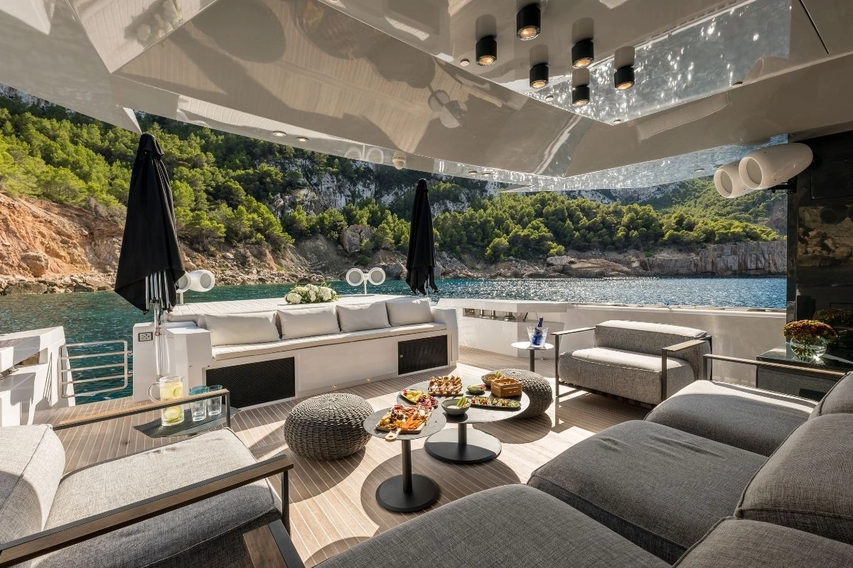 Arcadia 85 Dhamma II deck