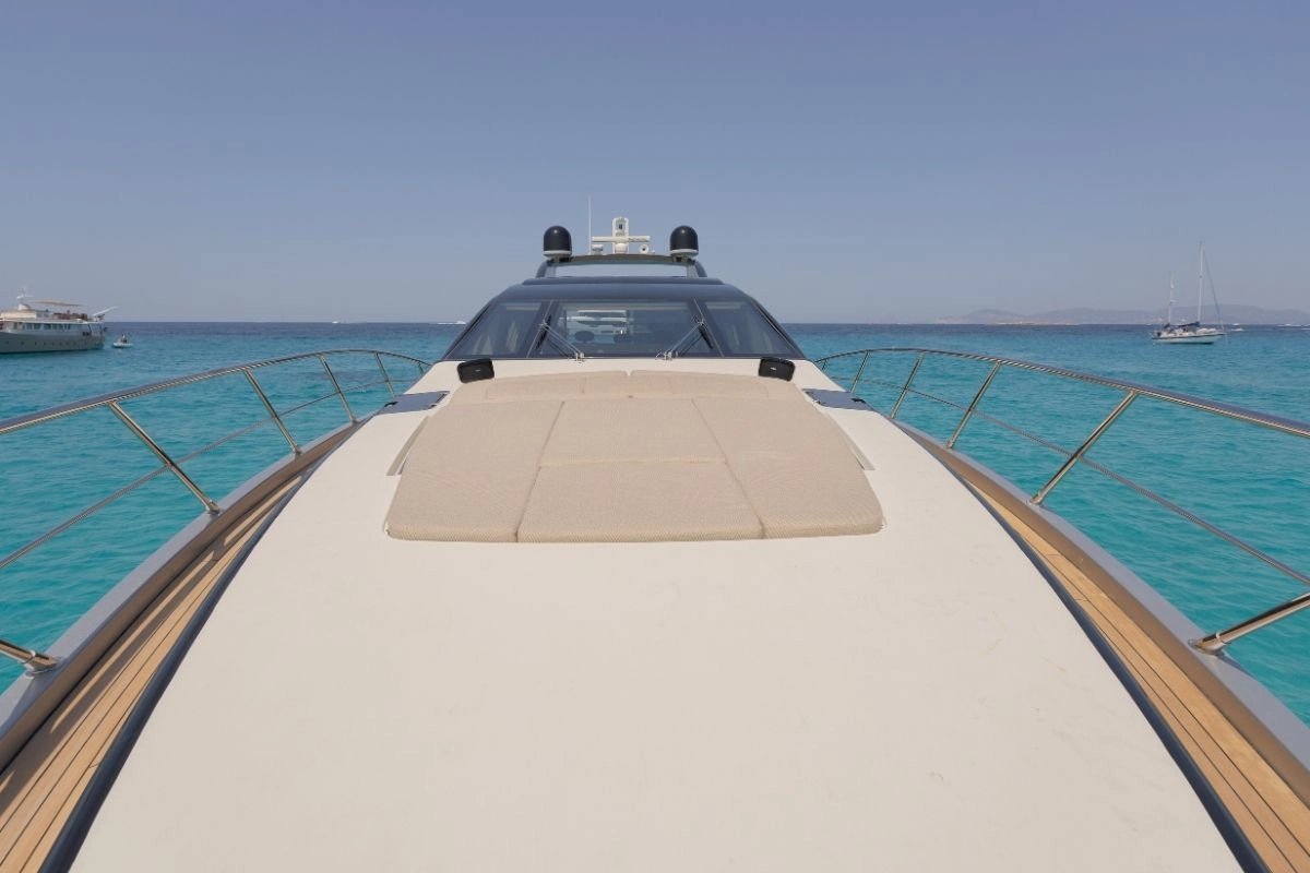 Azimut 86 The Jungle bow