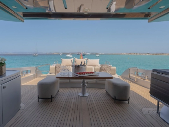 Azimut 86 The Jungle deck