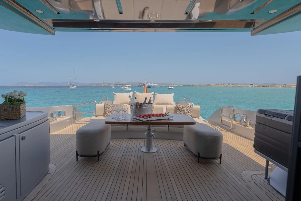 Azimut 86 The Jungle deck