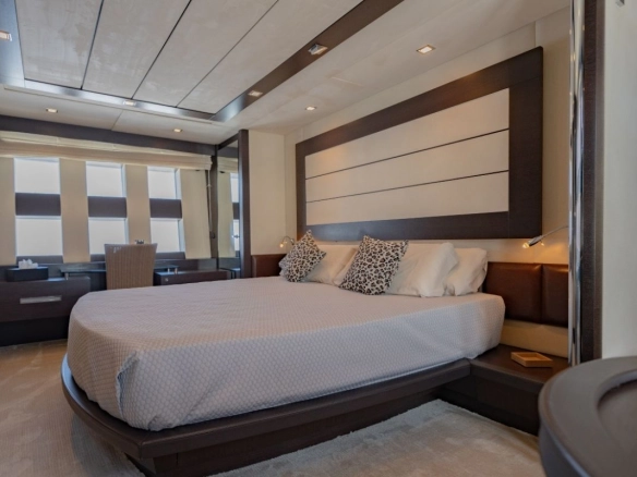 Azimut 86 The Jungle guest bedroom