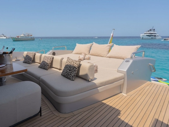 Azimut 86 The Jungle deck