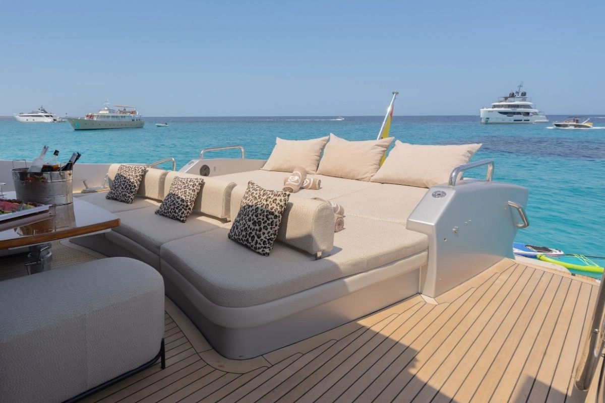 Azimut 86 The Jungle deck