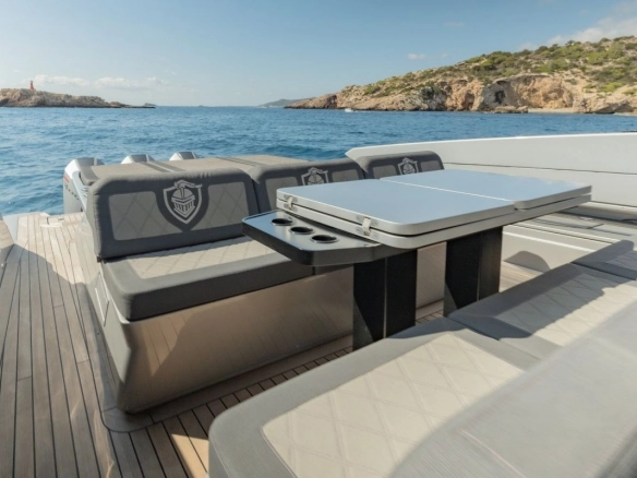 Canados Gladiator 49 Vibe deck