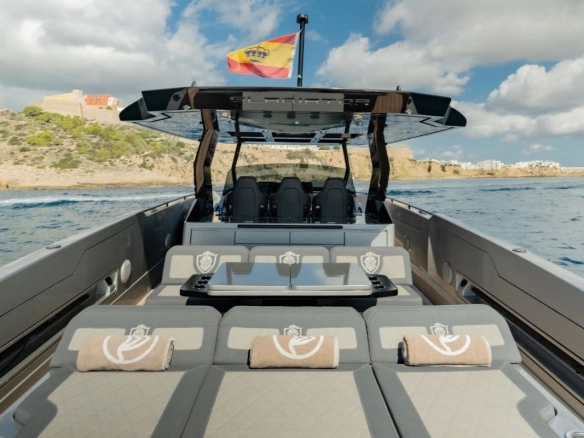 Canados Gladiator 49 Vibe deck