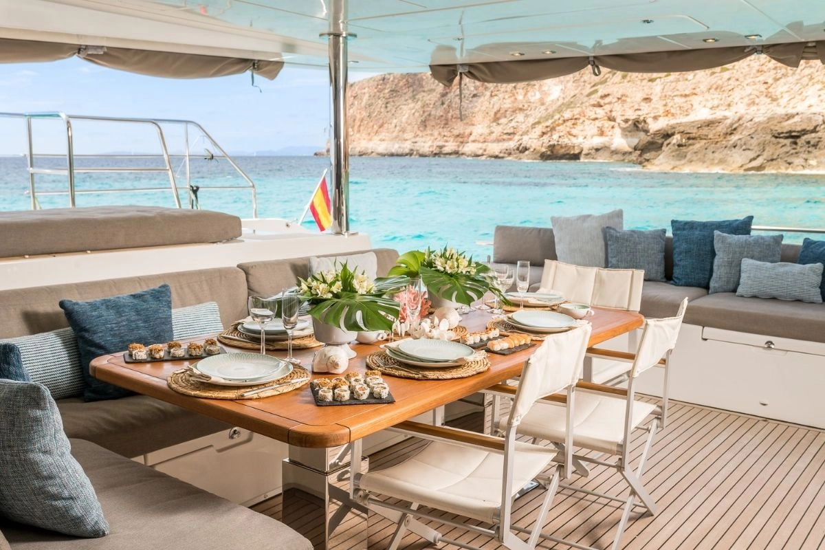 Lagoon 630 Seek in Mallorca dining