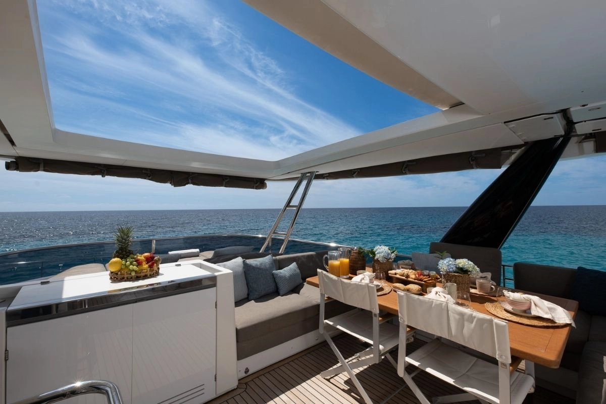 Lagoon 630 Seek in Mallorca flybridge