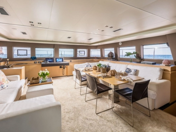 Lagoon 630 Seek in Mallorca salon