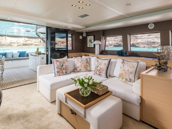 Lagoon 630 Seek in Mallorca salon