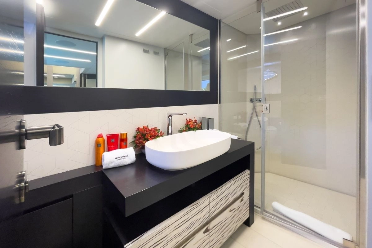 Bathroom of Pershing 8X Beyond in Ibiza