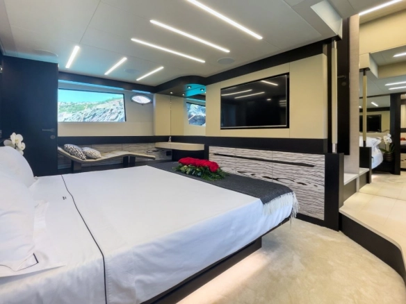 Master suite of Pershing 8X Beyond in Ibiza