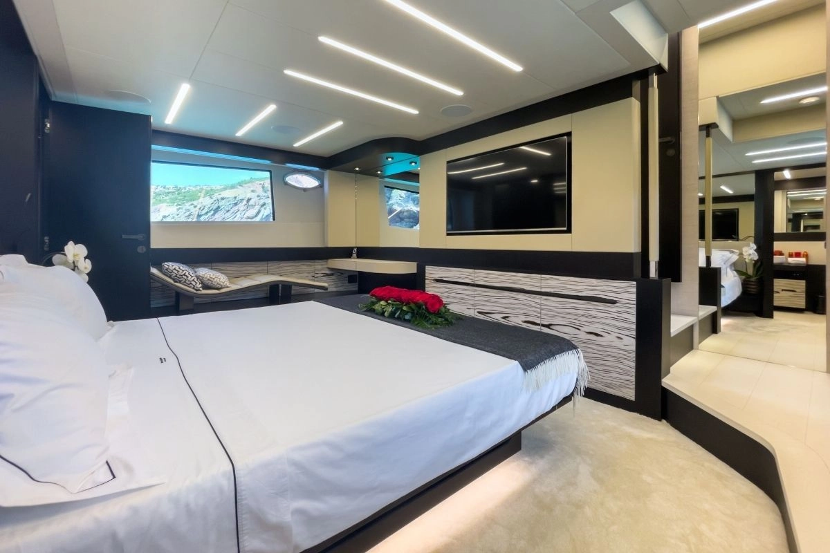 Master suite of Pershing 8X Beyond in Ibiza