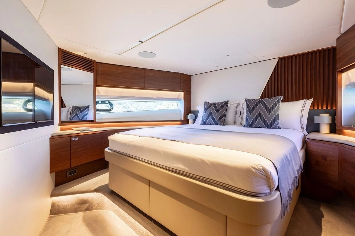 Charter yacht Princess Y72 Prince of Peace guest cabin