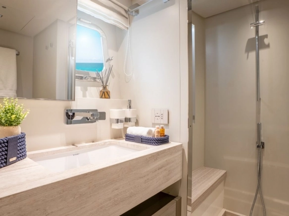 Sanlorenzo SX78 Aura I bathroom