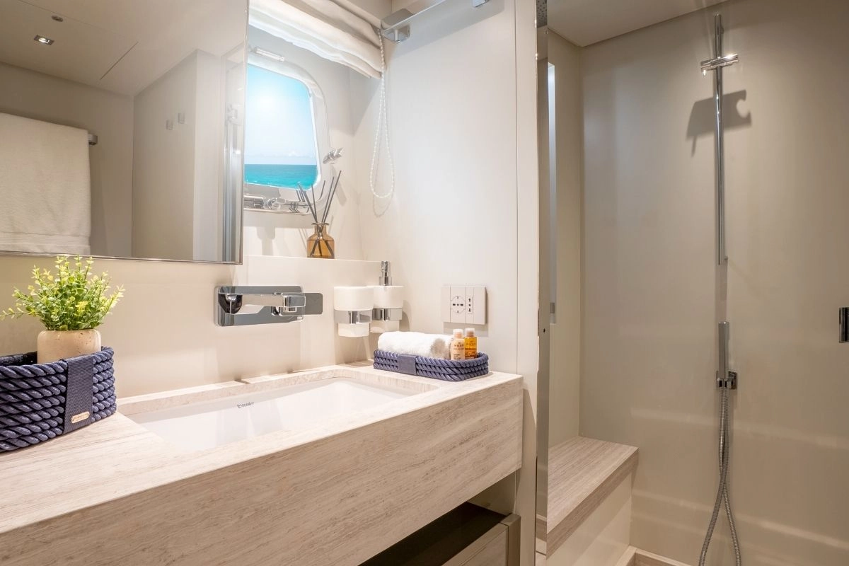 Sanlorenzo SX78 Aura I bathroom