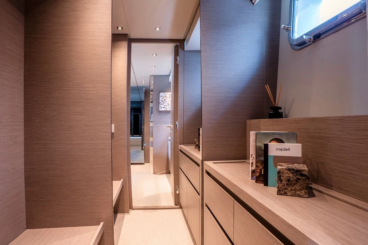 Sanlorenzo SX78 Aura I guest cabin closet