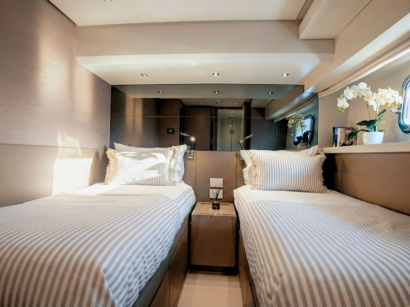 Sanlorenzo SX78 Aura I guest cabin