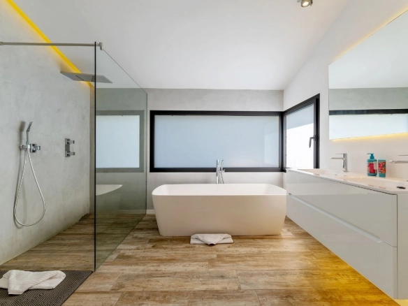 Villa Cala Portals bathroom