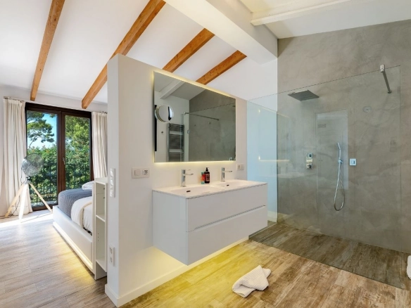 Villa Cala Portals guest bathroom