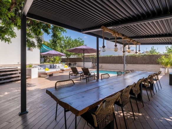 Villa Cala Portals exterior dining area