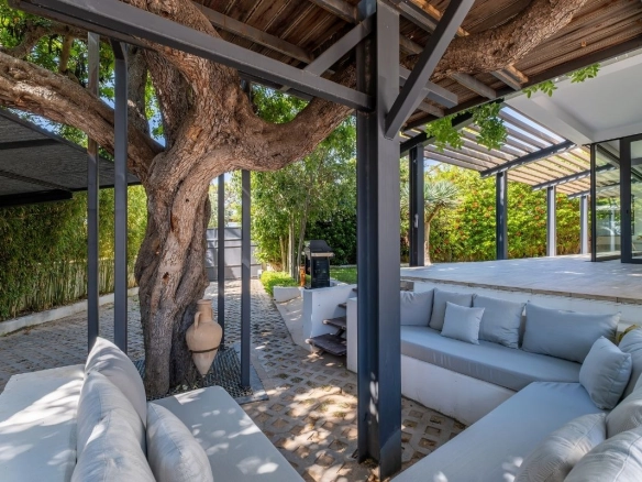 Villa Cala Portals exterior lounge