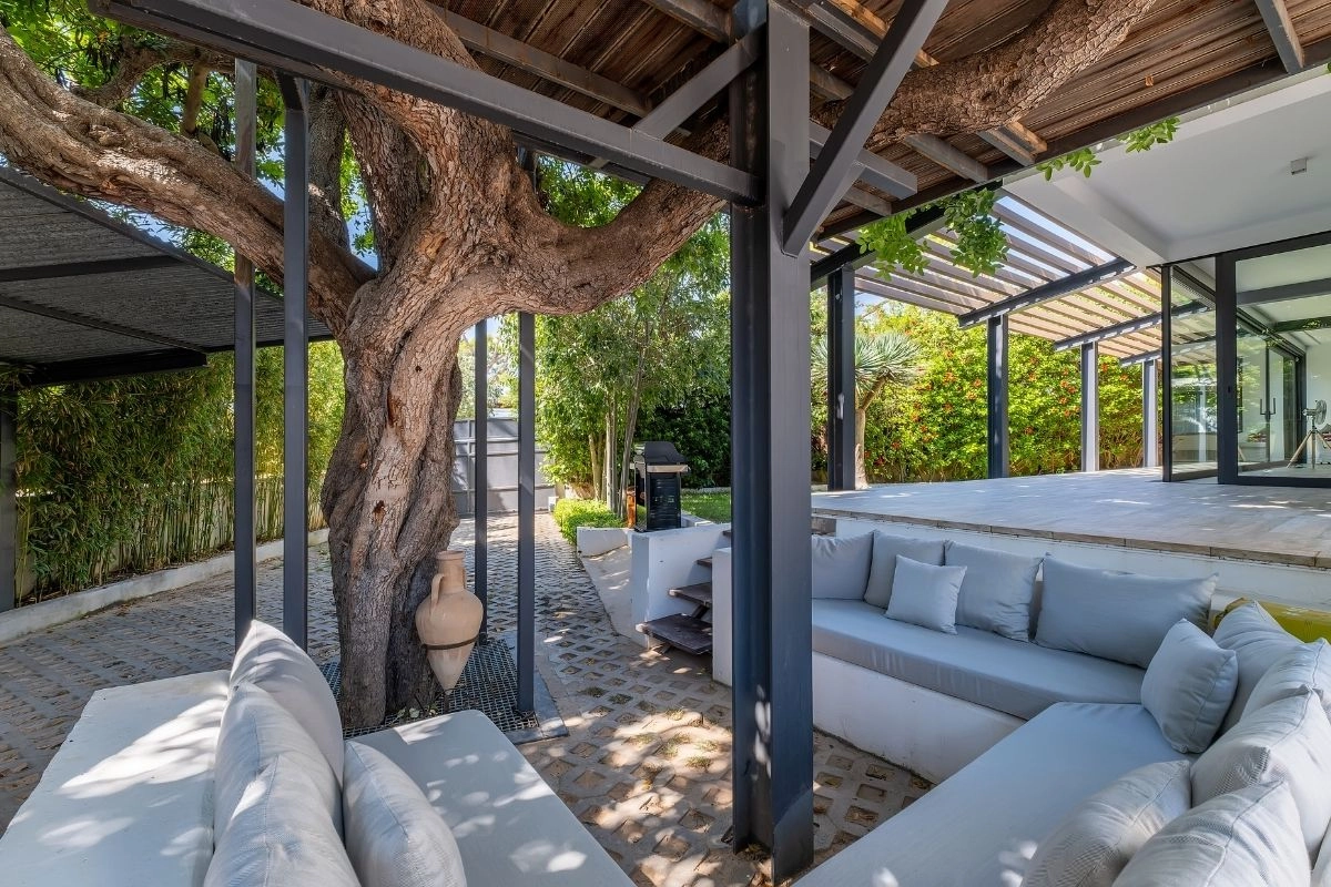 Villa Cala Portals exterior lounge